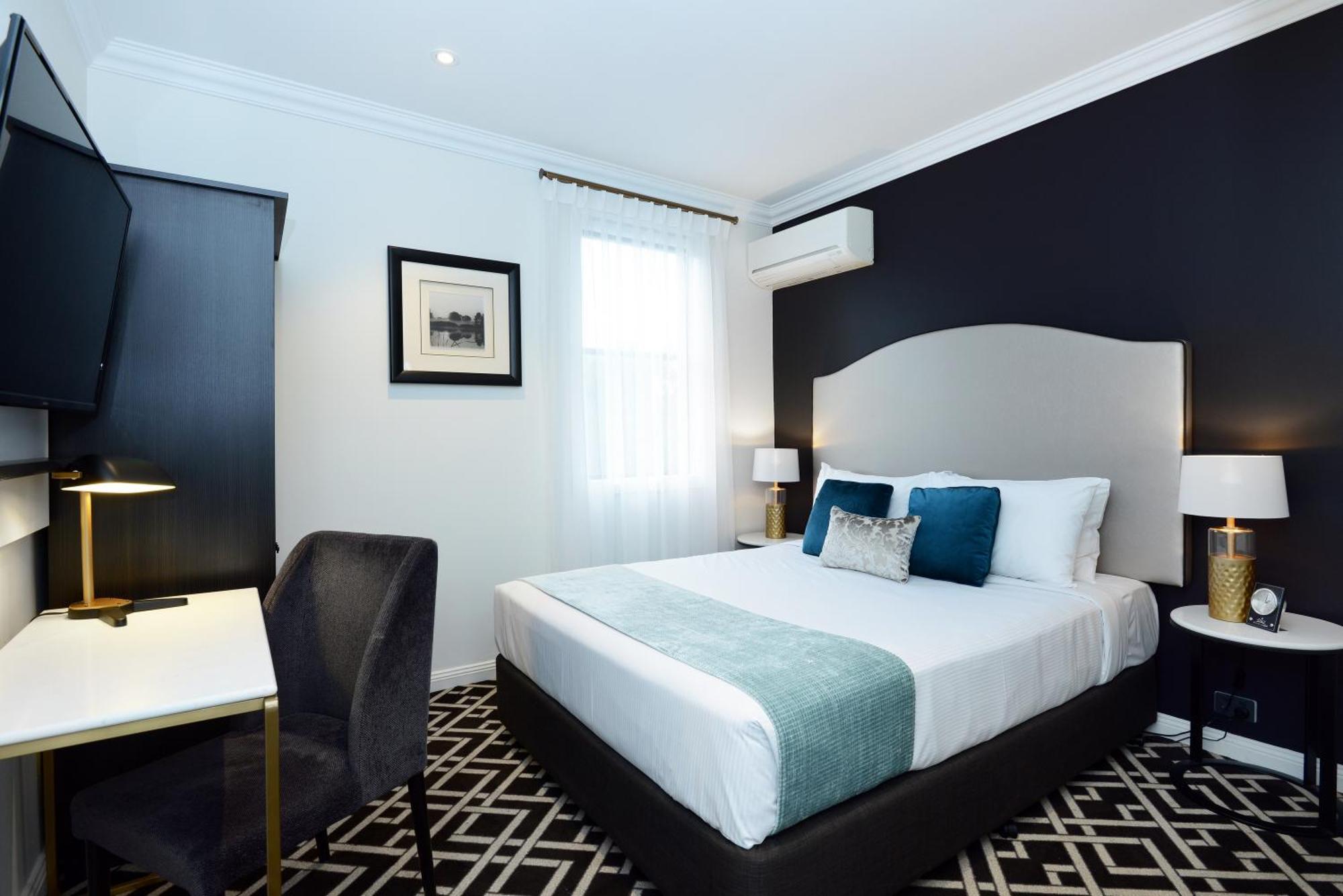 Queen Room,1589247459:JPEG
