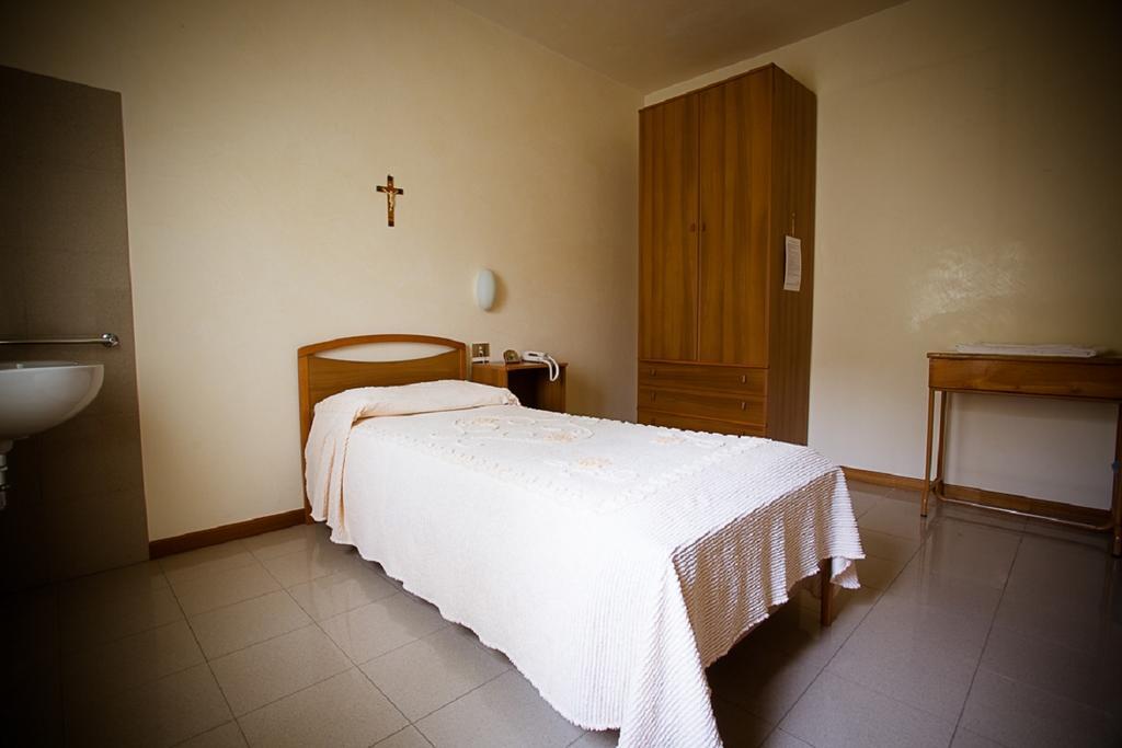 Single Room Private External Bathroom,1377874979:JPEG