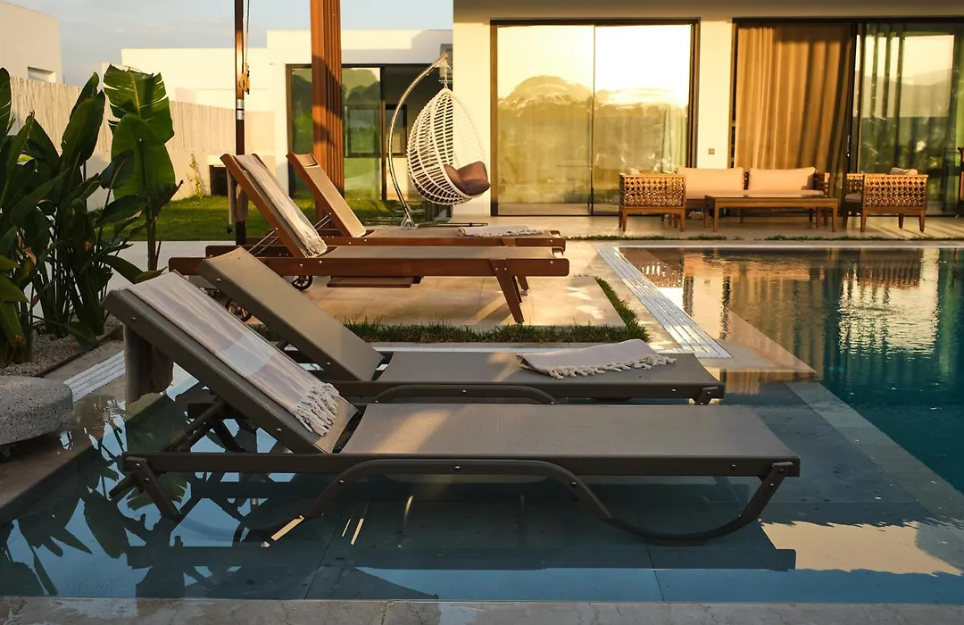 Ashta Suites / Minimal Suite-1