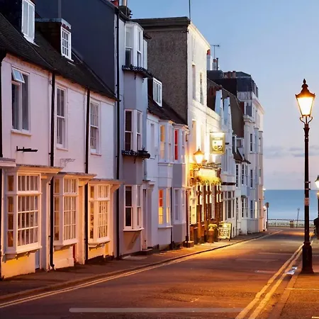 Charming 2-Bed Seaside Cottage - Moments From Brighton Beach & Pier-3