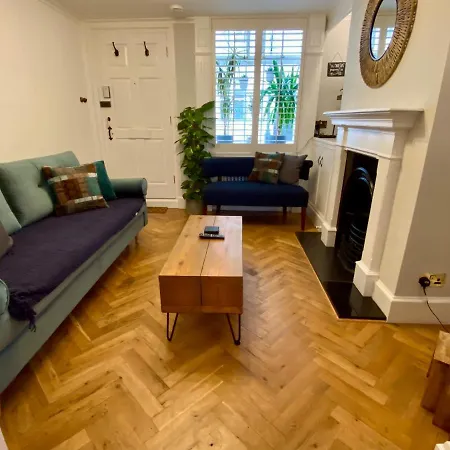 Charming 2-Bed Seaside Cottage - Moments From Brighton Beach & Pier-2