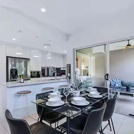 Park Avenue Luxe Chic Townhouse Sleeps 9, Carpark-3