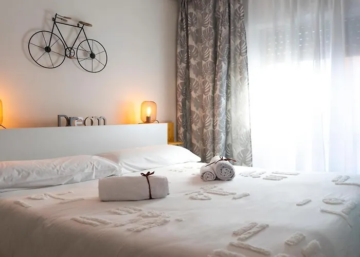Hotel cerca del colegio: Elysium Homes