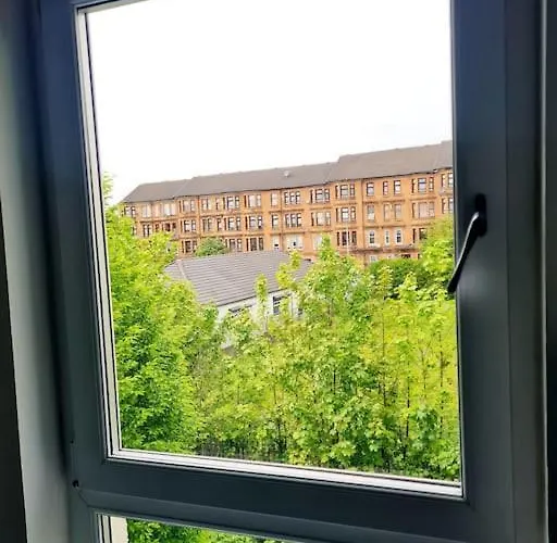 Spacious 5Bed House, Free Parking, No Party !