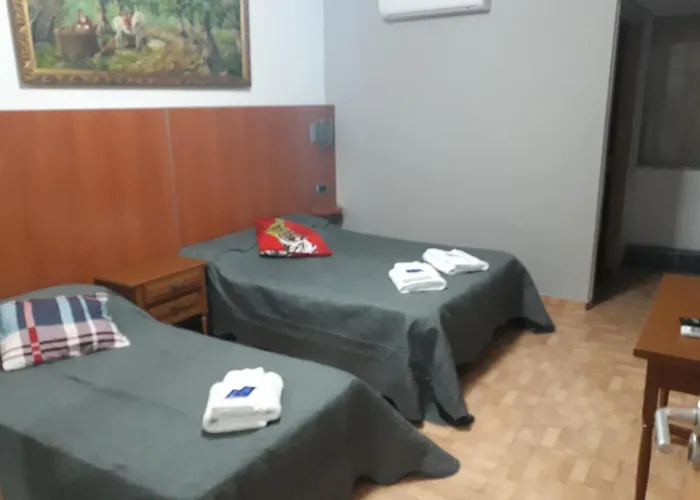 Hotel cerca del colegio: Hostal Can Salvado