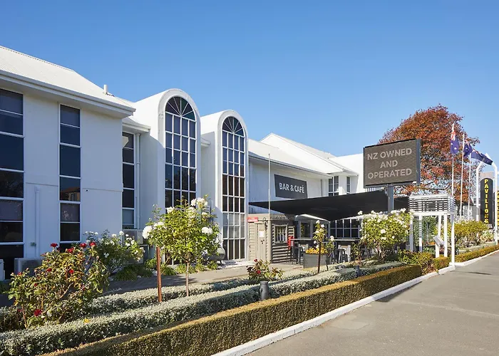 Hotel with pool: Pavilions Hotel