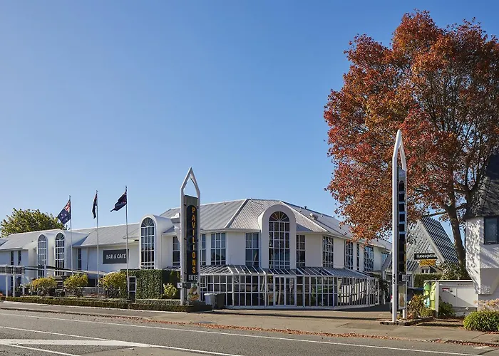 Hotel with pool: Pavilions Hotel