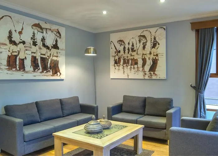 Super 4 Bed, Sleeps 8, Just 300M Walk From Beach