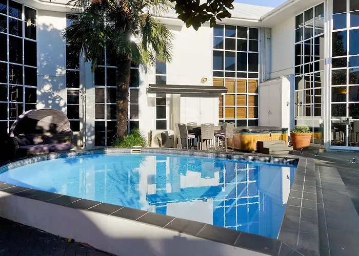 Hotel with pool: Pavilions Hotel