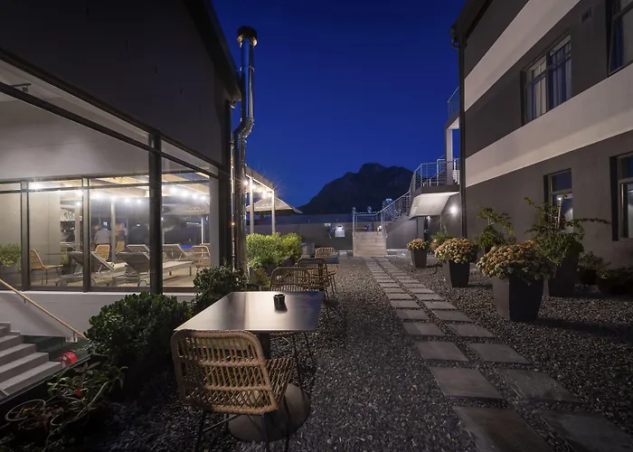 Kloof Street - Lion Roars s&Lodges