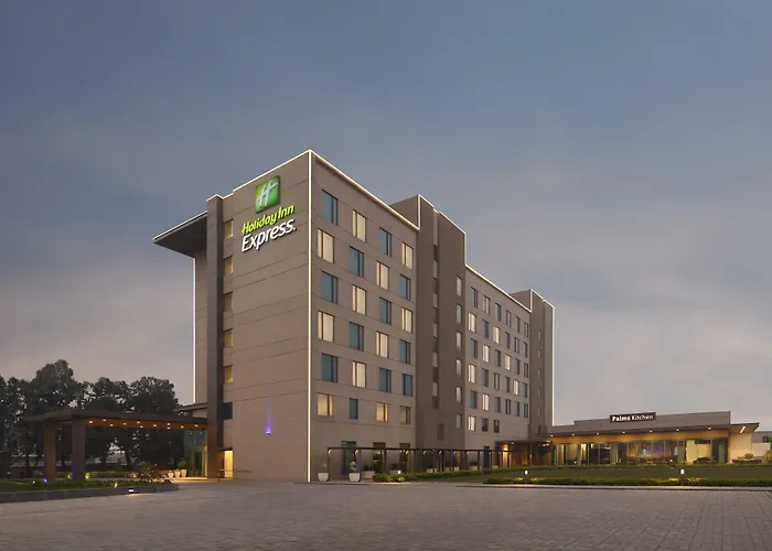 Hotels with tennis Holiday Inn Express Kolkata Airport By Ihg