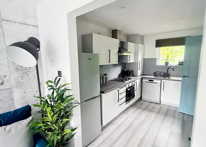 Spacious 5Bed House, Free Parking, No Party !