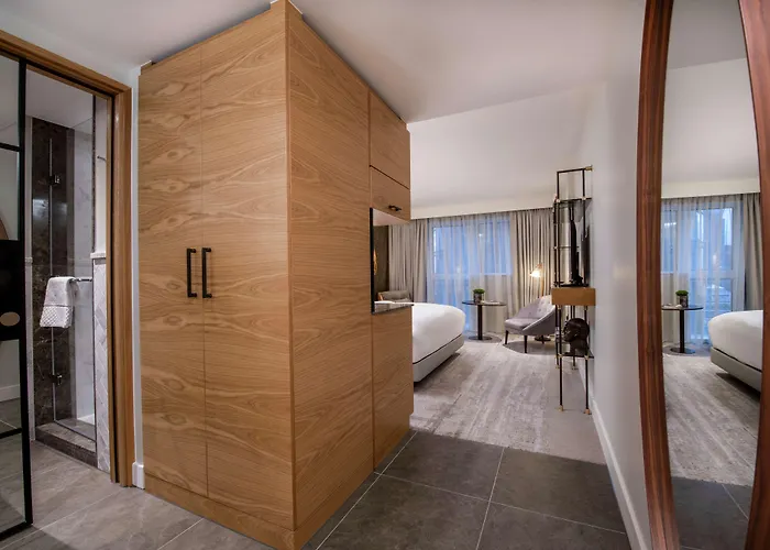 Lincoln Plaza London, Curio Collection By Hilton